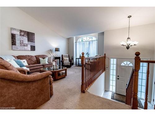 7023 Kalar Road, Niagara Falls, ON - Indoor Photo Showing Living Room