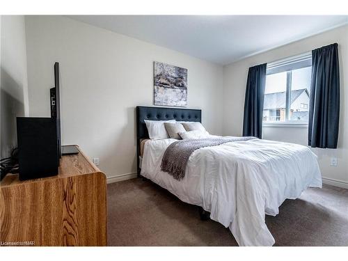 7023 Kalar Road, Niagara Falls, ON - Indoor Photo Showing Bedroom