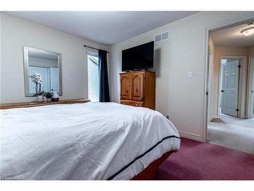 7023 Kalar Road, Niagara Falls, ON - Indoor Photo Showing Bedroom