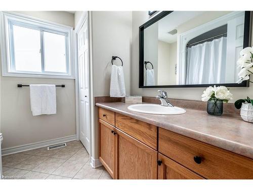 7023 Kalar Road, Niagara Falls, ON - Indoor Photo Showing Bathroom