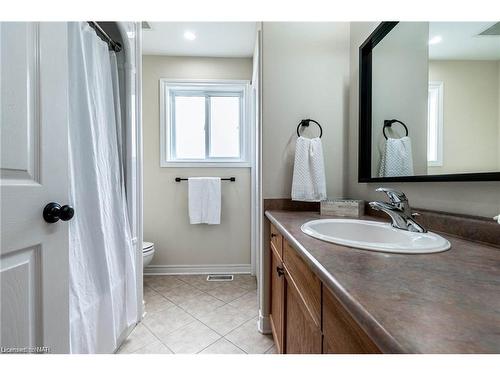 7023 Kalar Road, Niagara Falls, ON - Indoor Photo Showing Bathroom