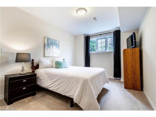 7023 Kalar Road, Niagara Falls, ON - Indoor Photo Showing Bedroom