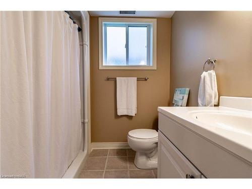 7023 Kalar Road, Niagara Falls, ON - Indoor Photo Showing Bathroom