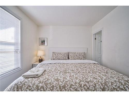 5241 Kitchener Street, Niagara Falls, ON - Indoor Photo Showing Bedroom