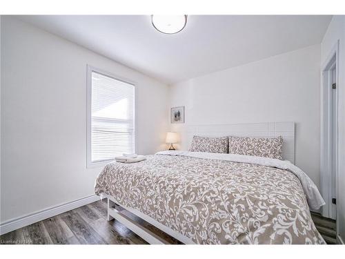 5241 Kitchener Street, Niagara Falls, ON - Indoor Photo Showing Bedroom