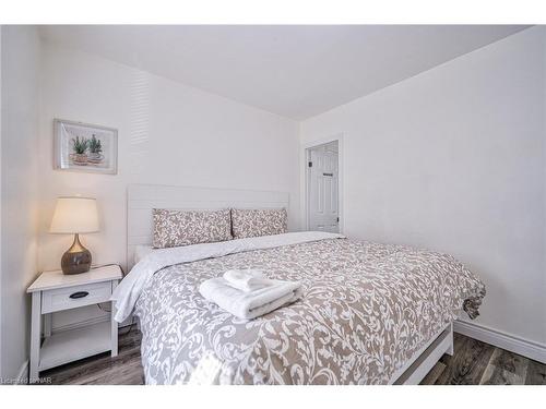 5241 Kitchener Street, Niagara Falls, ON - Indoor Photo Showing Bedroom