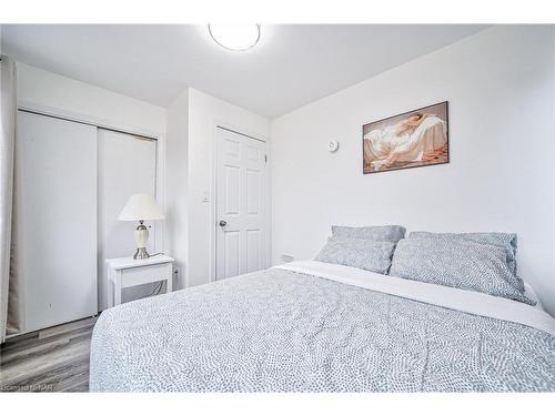 5241 Kitchener Street, Niagara Falls, ON - Indoor Photo Showing Bedroom