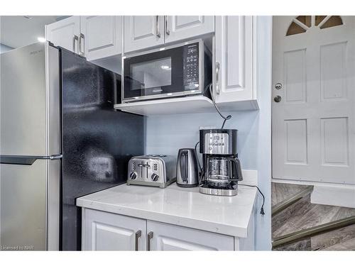 5241 Kitchener Street, Niagara Falls, ON - Indoor Photo Showing Kitchen