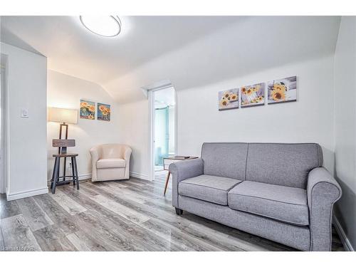 5241 Kitchener Street, Niagara Falls, ON - Indoor Photo Showing Living Room