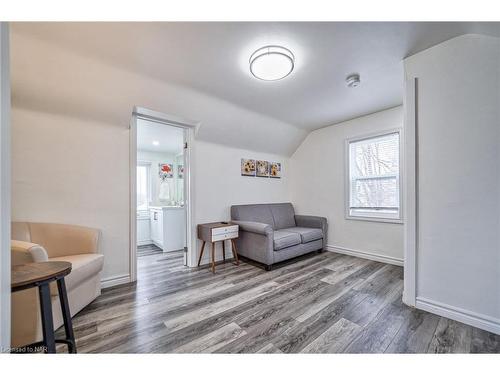 5241 Kitchener Street, Niagara Falls, ON - Indoor Photo Showing Living Room