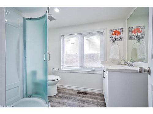 5241 Kitchener Street, Niagara Falls, ON - Indoor Photo Showing Bathroom