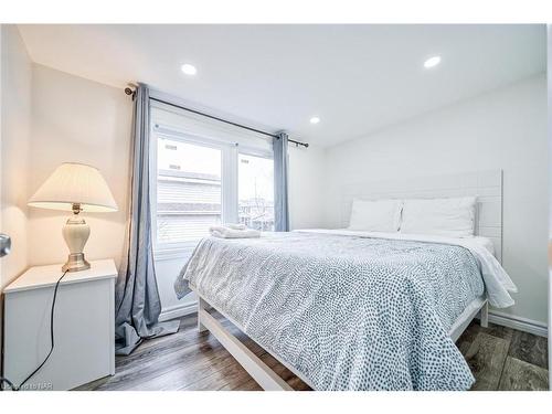 5241 Kitchener Street, Niagara Falls, ON - Indoor Photo Showing Bedroom