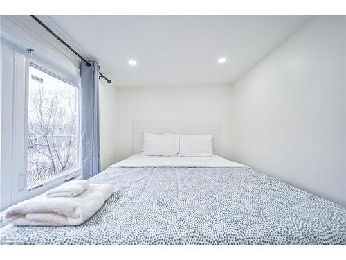 5241 Kitchener Street, Niagara Falls, ON - Indoor Photo Showing Bedroom