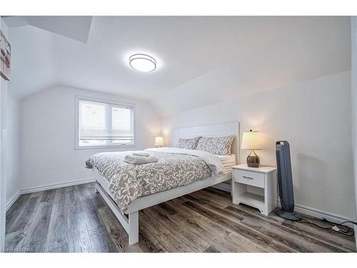 5241 Kitchener Street, Niagara Falls, ON - Indoor Photo Showing Bedroom