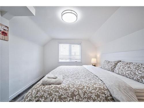 5241 Kitchener Street, Niagara Falls, ON - Indoor Photo Showing Bedroom