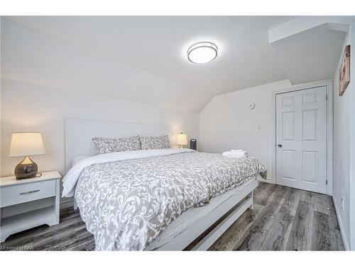 5241 Kitchener Street, Niagara Falls, ON - Indoor Photo Showing Bedroom