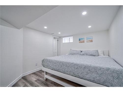 5241 Kitchener Street, Niagara Falls, ON - Indoor Photo Showing Bedroom