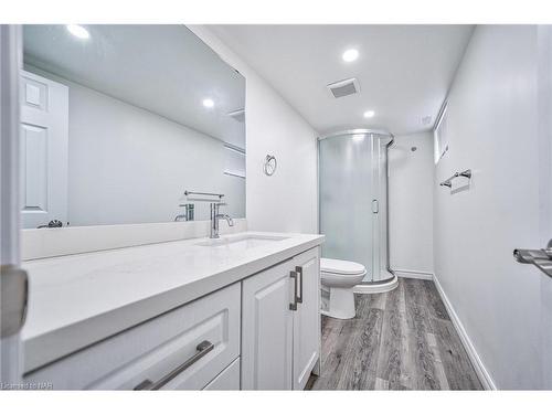 5241 Kitchener Street, Niagara Falls, ON - Indoor Photo Showing Bathroom