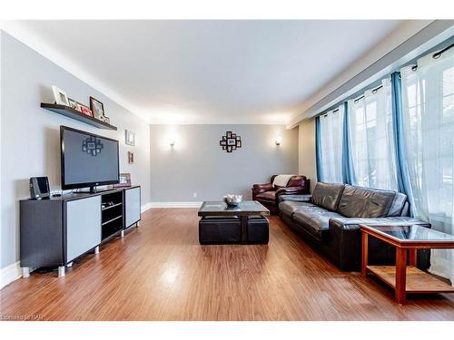 16 Royal Manor Drive, St. Catharines, ON - Indoor Photo Showing Living Room