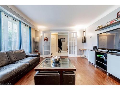 16 Royal Manor Drive, St. Catharines, ON - Indoor Photo Showing Living Room