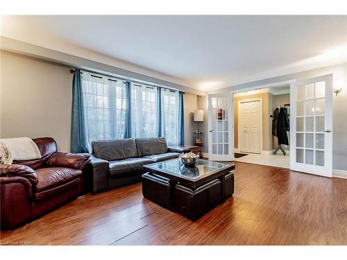 16 Royal Manor Drive, St. Catharines, ON - Indoor Photo Showing Living Room