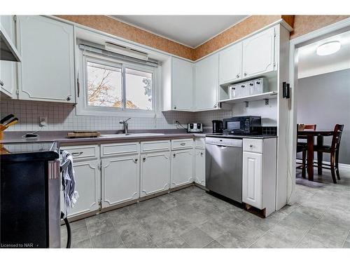 16 Royal Manor Drive, St. Catharines, ON - Indoor Photo Showing Kitchen