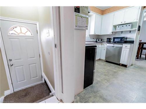 16 Royal Manor Drive, St. Catharines, ON - Indoor Photo Showing Kitchen