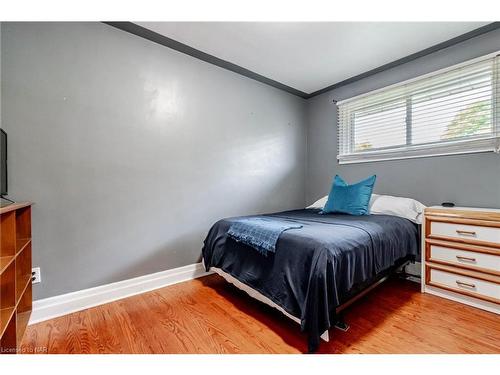 16 Royal Manor Drive, St. Catharines, ON - Indoor Photo Showing Bedroom