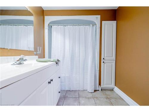 16 Royal Manor Drive, St. Catharines, ON - Indoor Photo Showing Bathroom