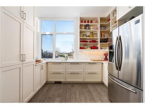 11 Woodbourne Court, Niagara-On-The-Lake, ON - Indoor Photo Showing Kitchen