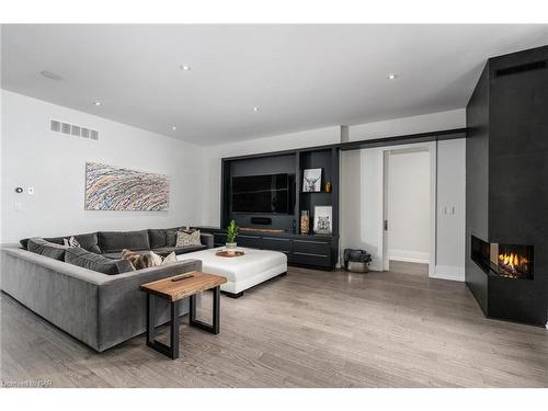 11 Woodbourne Court, Niagara-On-The-Lake, ON - Indoor Photo Showing Living Room