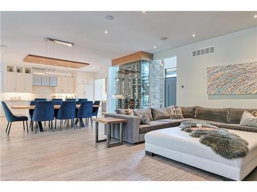 11 Woodbourne Court, Niagara-On-The-Lake, ON - Indoor Photo Showing Living Room