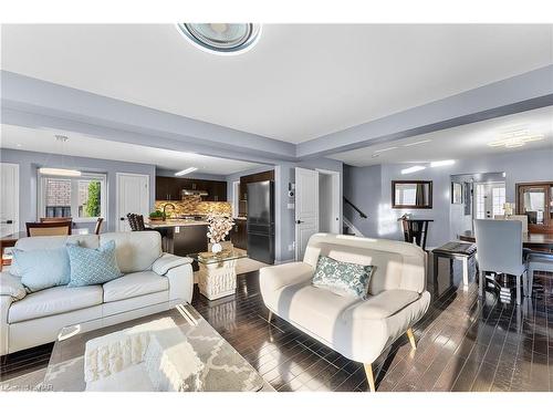 5743 Jake Crescent, Niagara Falls, ON - Indoor Photo Showing Living Room