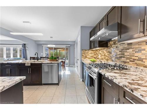 5743 Jake Crescent, Niagara Falls, ON - Indoor Photo Showing Kitchen With Upgraded Kitchen