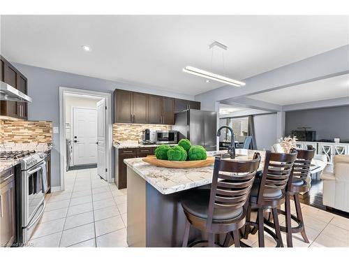 5743 Jake Crescent, Niagara Falls, ON - Indoor Photo Showing Kitchen With Upgraded Kitchen