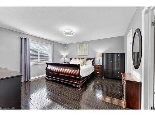 5743 Jake Crescent, Niagara Falls, ON - Indoor Photo Showing Bedroom