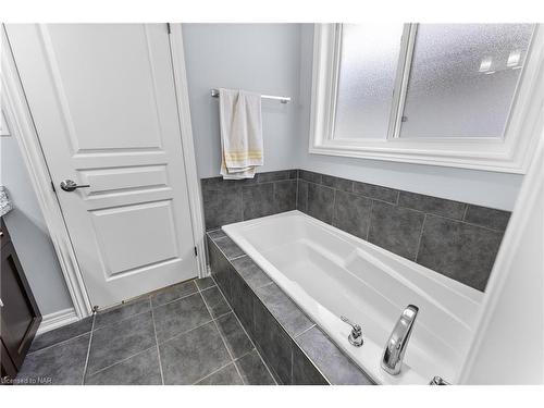 5743 Jake Crescent, Niagara Falls, ON - Indoor Photo Showing Bathroom