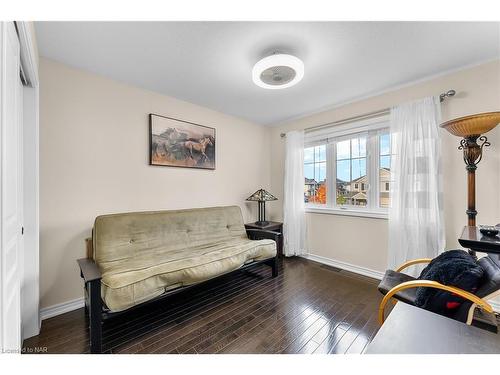 5743 Jake Crescent, Niagara Falls, ON - Indoor Photo Showing Bedroom