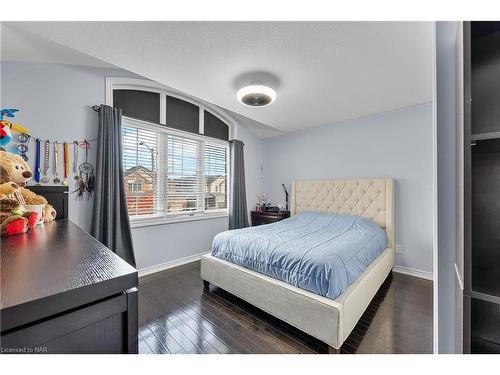 5743 Jake Crescent, Niagara Falls, ON - Indoor Photo Showing Bedroom