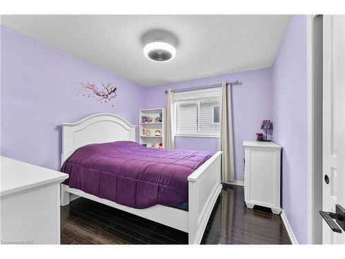 5743 Jake Crescent, Niagara Falls, ON - Indoor Photo Showing Bedroom