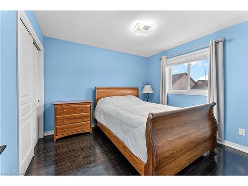 5743 Jake Crescent, Niagara Falls, ON - Indoor Photo Showing Bedroom