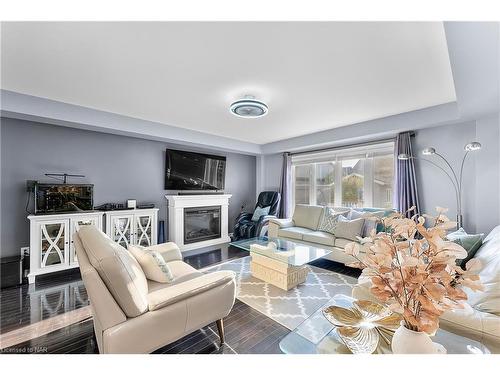 5743 Jake Crescent, Niagara Falls, ON - Indoor Photo Showing Living Room With Fireplace