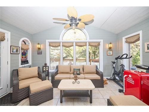 6061 Mountaingate Drive, Niagara Falls, ON - Indoor Photo Showing Living Room