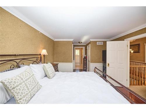 6061 Mountaingate Drive, Niagara Falls, ON - Indoor Photo Showing Bedroom