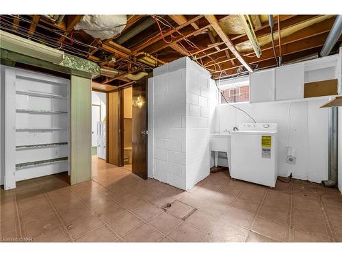 209 Fernwood Crescent, Hamilton, ON - Indoor Photo Showing Basement