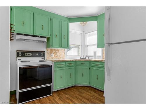 209 Fernwood Crescent, Hamilton, ON - Indoor Photo Showing Kitchen