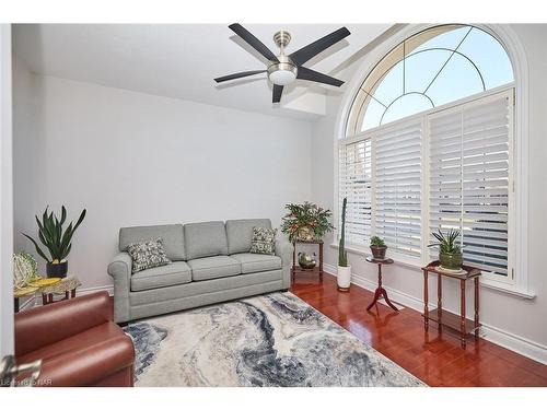 138 Loretta Drive, Niagara-On-The-Lake, ON - Indoor Photo Showing Living Room