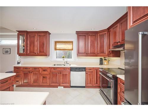 138 Loretta Drive, Niagara-On-The-Lake, ON - Indoor Photo Showing Kitchen With Double Sink