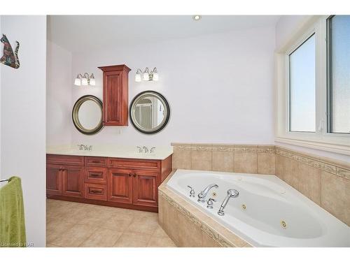 138 Loretta Drive, Niagara-On-The-Lake, ON - Indoor Photo Showing Bathroom