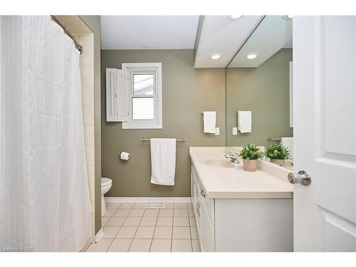 110 Strada Boulevard, St. Catharines, ON - Indoor Photo Showing Bathroom